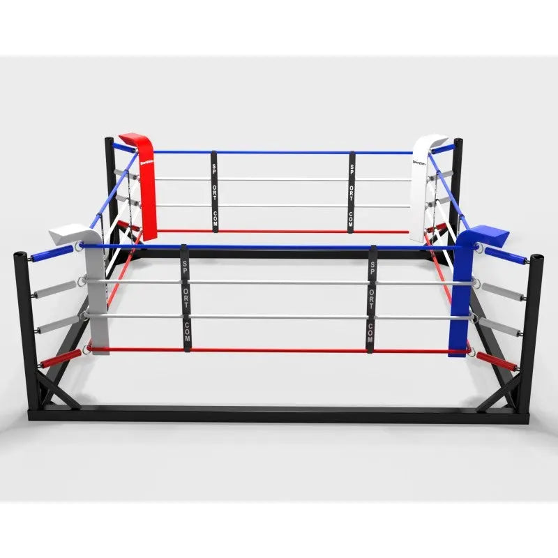 SportCom Freistehender Boxring 4x4 m, Frontansicht mit roter und blauer Ecke, weißen Neutralecken und schwarzem Boden
