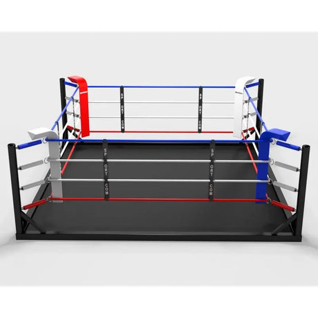 SportCom Freistehender Boxring 4x4 m, Schrägansicht mit roter und blauer Ecke und drei Seilen auf weißem Hintergrund