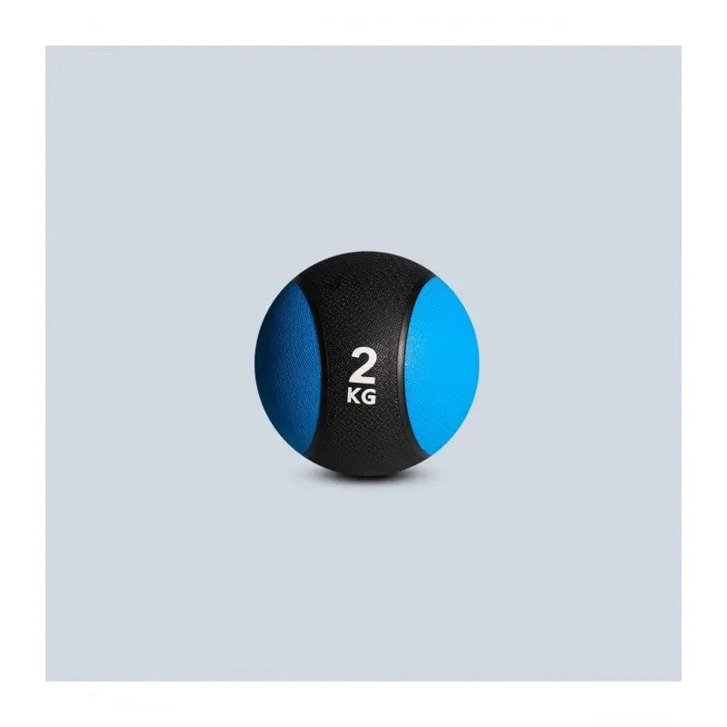 SportCom Gummi-Medizinball von Sveltus 2 kg in Frontansicht, schwarz-blauer Ball mit Gewichtsaufdruck