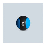 SportCom Gummi-Medizinball von Sveltus 2 kg in Frontansicht, schwarz-blauer Ball mit Gewichtsaufdruck
