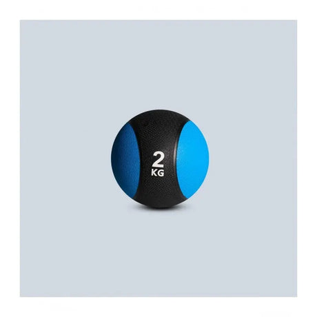SportCom Gummi-Medizinball von Sveltus 2 kg in Frontansicht, schwarz-blauer Ball mit Gewichtsaufdruck