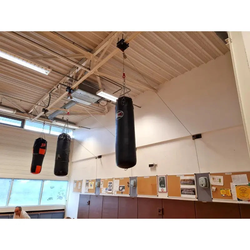 SportCom Handwinde für Sandsäcke in der Halle, Sandsäcke hochgezogen unter der Hallendecke