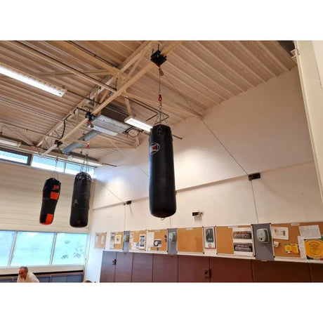 SportCom Handwinde für Sandsäcke in der Halle, Sandsäcke hochgezogen unter der Hallendecke