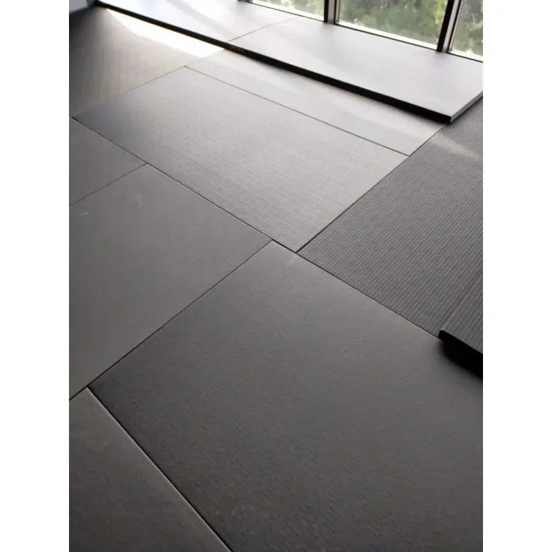SportCom Judo-Tatami Reisstroh 1 × 1 m, 5 cm, rutschfeste Unterseite, Detail der Stoßkanten in Schwarz