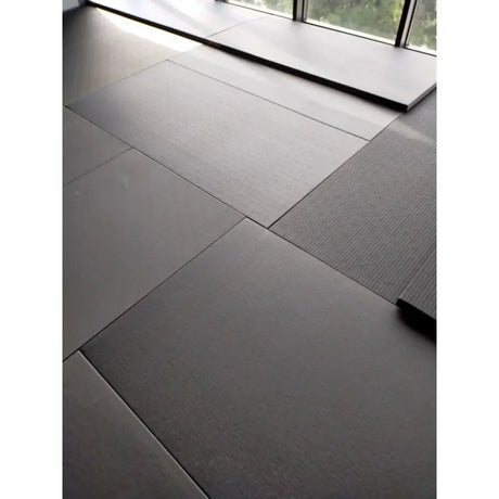 SportCom Judo-Tatami Reisstroh 1 × 1 m, 5 cm, rutschfeste Unterseite, Detail der Stoßkanten in Schwarz
