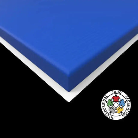 SportCom Judo-Tatami Reisstroh 1 × 1 m, 5 cm, rutschfeste Unterseite, weiteres Eckdetail in Blau vor schwarzem Hintergrund
