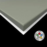 SportCom Judo-Tatami Reisstroh 1 × 1 m, 5 cm, rutschfeste Unterseite, weiteres Eckdetail in Graugrün vor schwarzem Hintergrund