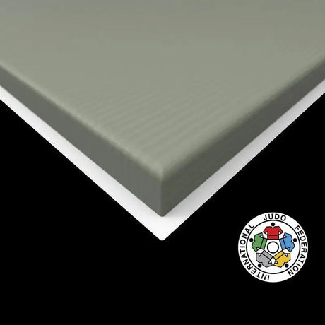 SportCom Judo-Tatami Reisstroh 1 × 1 m, 5 cm, rutschfeste Unterseite, weiteres Eckdetail in Graugrün vor schwarzem Hintergrund