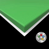 SportCom Judo-Tatami Reisstroh 1 × 1 m, 5 cm, rutschfeste Unterseite, weiteres Eckdetail in Grün vor schwarzem Hintergrund
