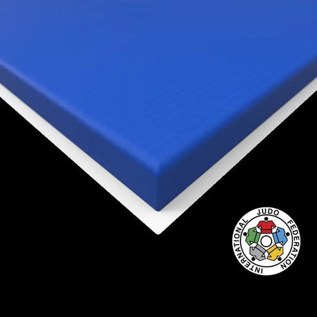 SportCom Judo-Tatami Reisstroh 1 × 1 m, 5 cm, rutschfeste Unterseite, Eckdetail in Blau vor schwarzem Hintergrund
