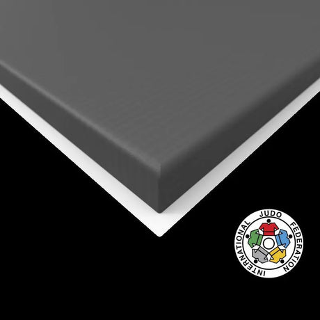 SportCom Judo-Tatami Reisstroh 1 × 1 m, 5 cm, rutschfeste Unterseite, Eckdetail in Dunkelgrau vor schwarzem Hintergrund