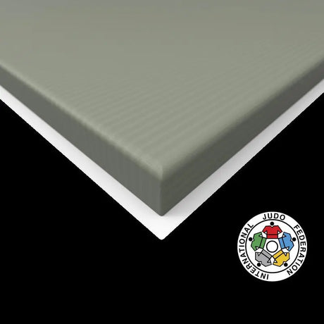 SportCom Judo-Tatami Reisstroh 1 × 1 m, 5 cm, rutschfeste Unterseite, Eckdetail in Graugrün vor schwarzem Hintergrund