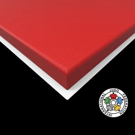 SportCom Judo-Tatami Reisstroh 1 × 1 m, 5 cm, rutschfeste Unterseite, Eckdetail in Rot vor schwarzem Hintergrund