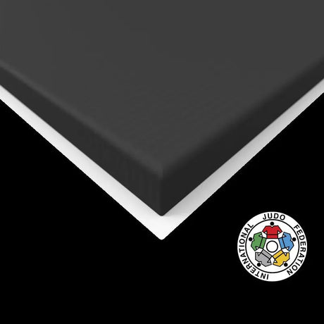 SportCom Judo-Tatami Reisstroh 1 × 1 m, 5 cm, rutschfeste Unterseite, Eckdetail in Schwarz vor schwarzem Hintergrund