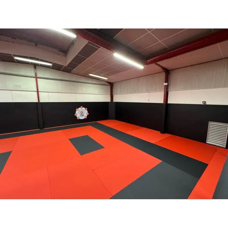 SportCom Judo-Tatami Reisstroh 1 × 1 m, 5 cm, rutschfeste Unterseite, rote Fläche mit schwarzen Elementen, Blick in den Raum