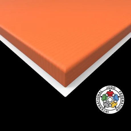 SportCom Judo-Tatami Reisstroh 2 × 1 m, 5 cm, glatte Unterseite, Detail der orangen Kante mit weißer Unterseite