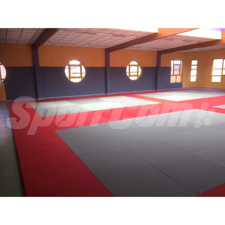 SportCom Judo-Tatami Reisstroh 2 × 1 m, 5 cm, glatte Unterseite, graue Fläche mit roter Zone im Dojo mit runden Fenstern