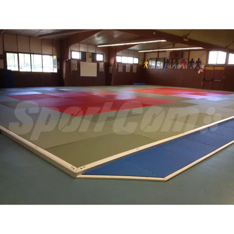 SportCom Judo-Tatami Reisstroh 2 × 1 m, 5 cm, glatte Unterseite, grüne Fläche mit rotem Bereich und blauem Rand im Dojo