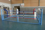 SportCom Klappbarer Boxring aufgebaut in der Sporthalle mit blauem Rahmen