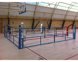 SportCom Klappbarer Boxring aufgebaut in einer großen Sporthalle, Blick von der Seite