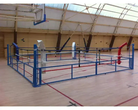 SportCom Klappbarer Boxring aufgebaut in einer großen Sporthalle, Blick von der Seite