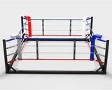 SportCom Klappbarer Boxring aufgebaut mit roten, blauen und weißen Seilen vor weißem Hintergrund