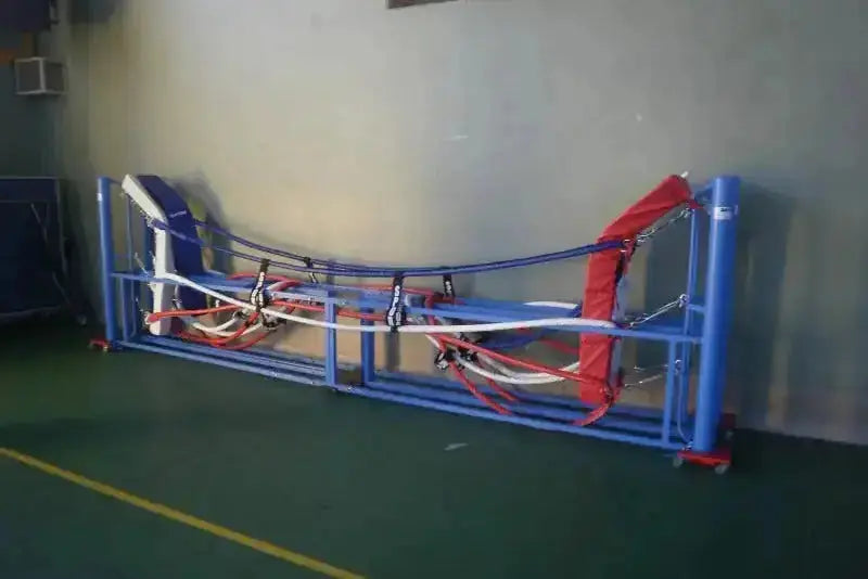 SportCom Klappbarer Boxring zusammengeklappt an der Hallenwand, Blick von vorne