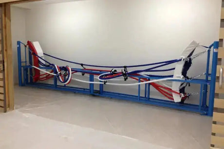 SportCom Klappbarer Boxring zusammengeklappt, Seile und Pfosten eng an der Wand