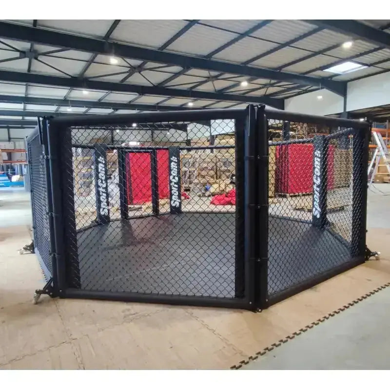 SportCom Klappbarer MMA-Käfig, auf Holzboden in einer Halle, Schrägansicht