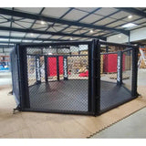 SportCom Klappbarer MMA-Käfig, auf Holzboden in einer Halle, Schrägansicht