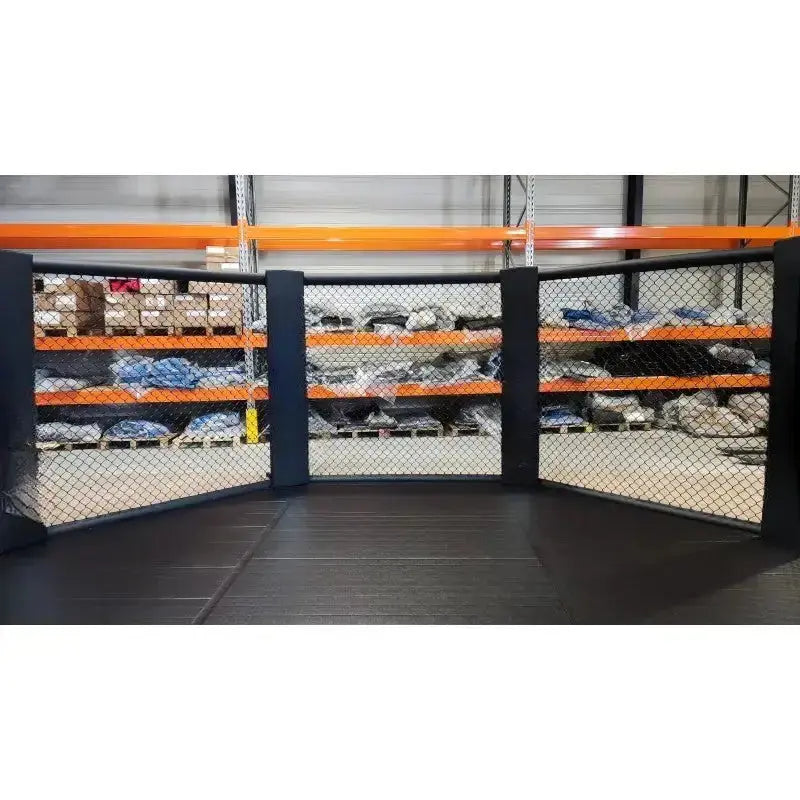 SportCom Klappbarer MMA-Käfig, aufgebaut vor Lagerregalen, Frontansicht