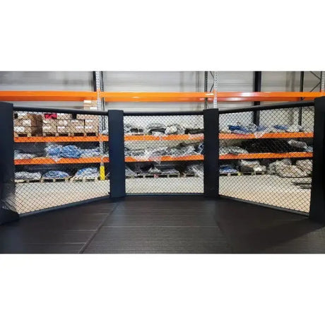 SportCom Klappbarer MMA-Käfig, aufgebaut vor Lagerregalen, Frontansicht