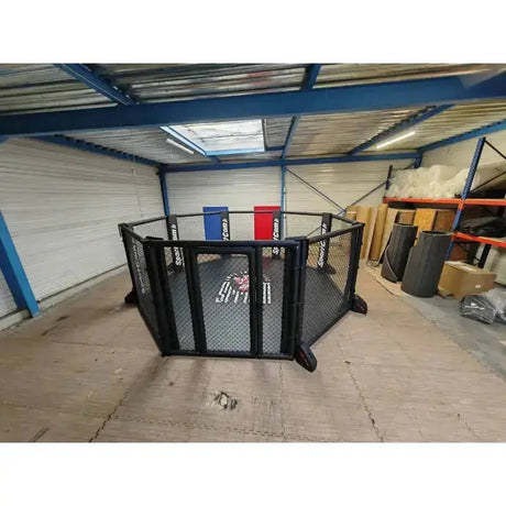 SportCom Klappbarer MMA-Käfig, aufgebaut in einer Lagerhalle