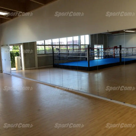 SportCom Klarspiegel mit Schutzfolie: Variante 1 m: Spiegelwand in einer hellen Trainingshalle mit Boxring