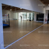 SportCom Klarspiegel mit Schutzfolie: Variante 1,5 m: Spiegelfläche im Studio mit Holzboden und Fensterfront
