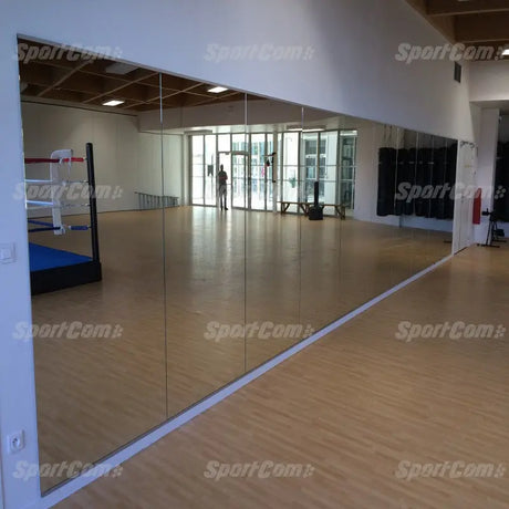 SportCom Klarspiegel mit Schutzfolie: Variante 1,5 m: Spiegelfläche im Studio mit Holzboden und Fensterfront