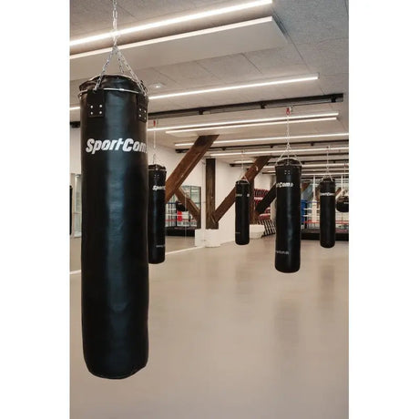 SportCom Kunstleder-Sandsack 1,80 m im hellen Studio mit weiteren Säcken im Hintergrund