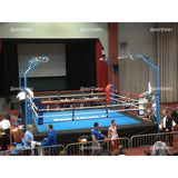 SportCom LED-Beleuchtung für Boxringe an einem blauen Boxring bei einer Veranstaltung in einer Halle