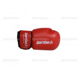 SportCom Leder-Boxhandschuhe Wettkampf in Rot, Handschuh liegend mit Blick auf Klettverschluss und Logo