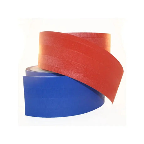 SportCom Matten-Klebeband für Flexi-Roll, rotes Band abgerollt über blauer Rolle, Detail der Oberfläche