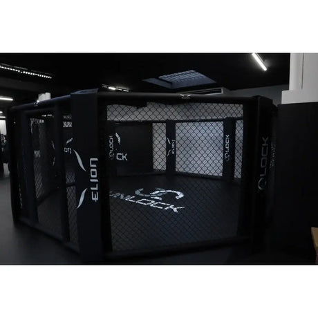 SportCom MMA-Käfig-Individualisierung: schwarzer achteckiger Käfig mit weißen Logos auf den Pfostenpolstern