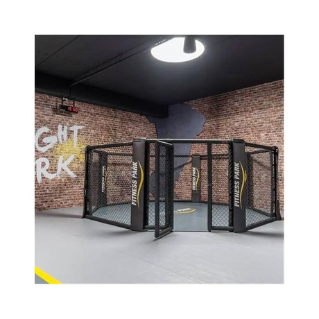 SportCom MMA-Käfig-Individualisierung: kompakter Käfig mit offener Tür vor Backsteinwand mit Wandschrift