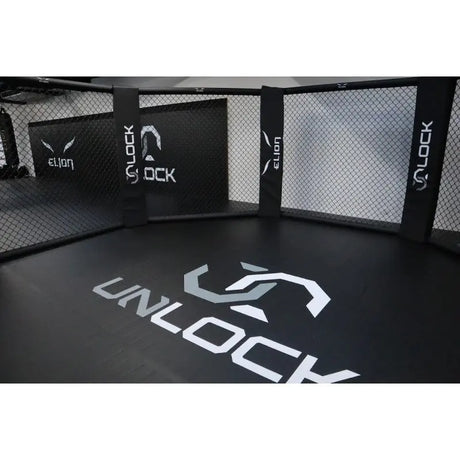 SportCom MMA-Käfig-Individualisierung: Detail des Käfigbodens mit großem weißem Logo und Schriftzug