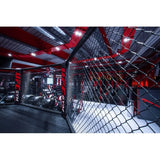 SportCom MMA-Käfig-Individualisierung: Blick durch das Käfiggitter mit roter Deckenbeleuchtung