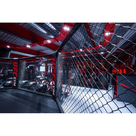 SportCom MMA-Käfig-Individualisierung: Blick durch das Käfiggitter mit roter Deckenbeleuchtung