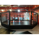 SportCom MMA-Käfig-Individualisierung: erhöhter achteckiger Käfig in einem Studio mit roter Beleuchtung