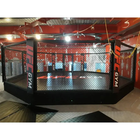 SportCom MMA-Käfig-Individualisierung: erhöhter achteckiger Käfig in einem Studio mit roter Beleuchtung