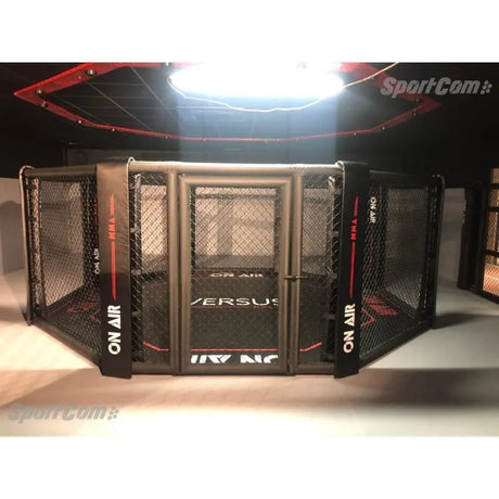 SportCom MMA-Käfig-Individualisierung: Käfig mit roten Schriftzügen auf den Polstern, Frontansicht mit Tür