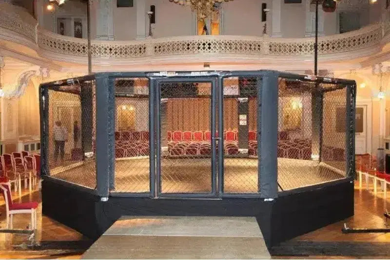 SportCom MMA-Käfig Oktagon mit Podium, in einem Festsaal mit Stuhlreihen