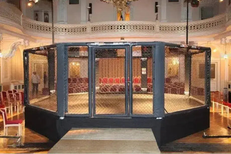 SportCom MMA-Käfig Oktagon mit Podium, in einem Festsaal mit Stuhlreihen